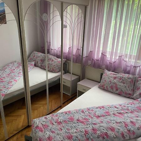 Slatka Sobica Za Dvoje Sa Upotrebom Zajednicke Kuhinje I Kupaonice Zagreb Buitenkant foto