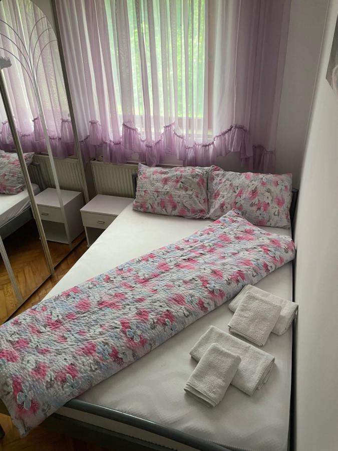 Slatka Sobica Za Dvoje Sa Upotrebom Zajednicke Kuhinje I Kupaonice Zagreb Buitenkant foto